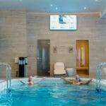 Gdzie na termy w Czechach? Najciekawsze baseny i strefy wellness blisko granicy Para dorosłych relaksuje się w krytym basenie termalnym w Czechach